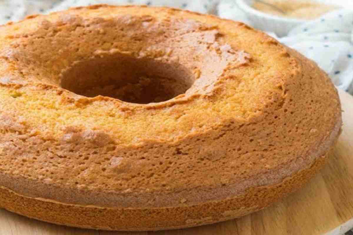 un ciambellone e alcuni ingredienti