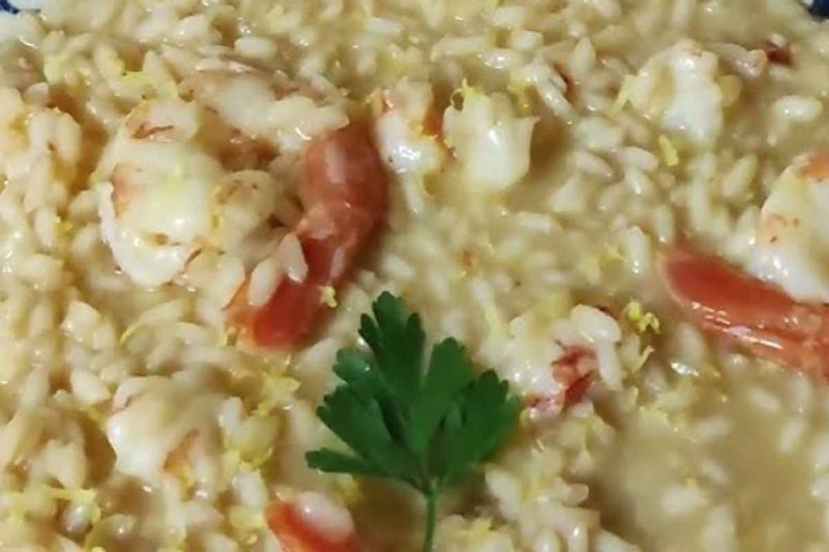 dettaglio di un piatto di risotto ai gamberi
