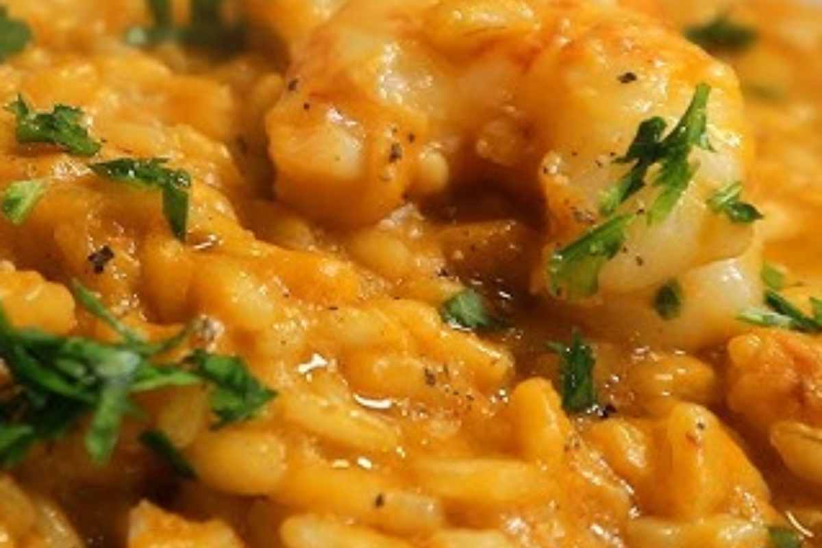 dettaglio di un piatto di risotto ai gamberi