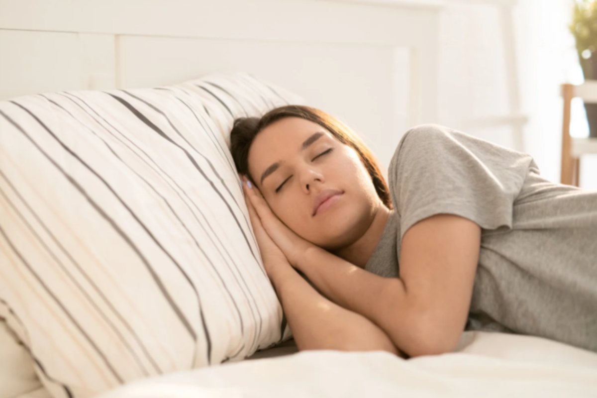 donna che dorme su un fianco