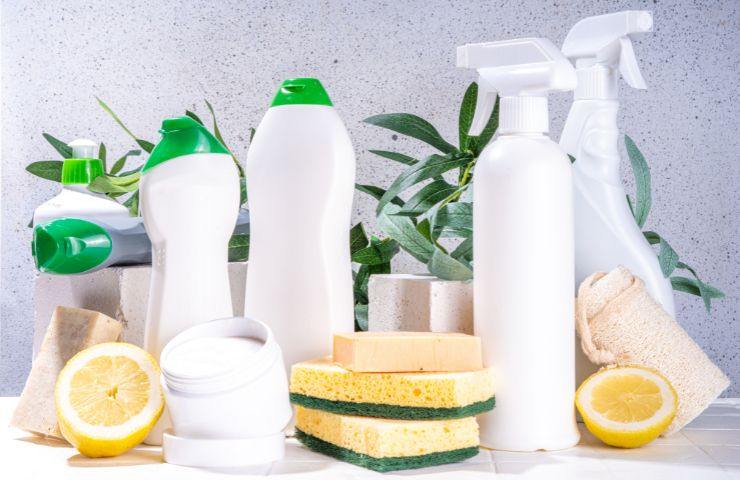 prodotti naturali per pulire il piano cucina