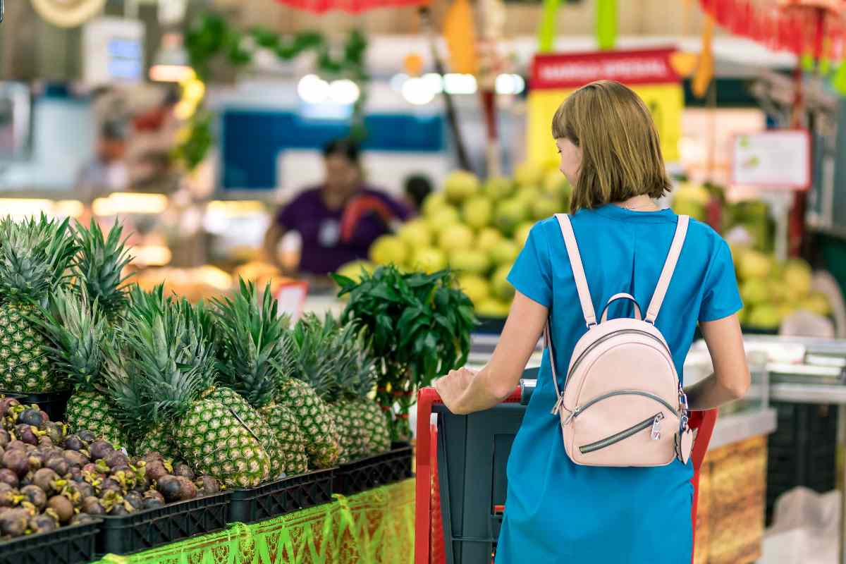 Gli esperti lanciano l’allarme: frutta al supermercato, meglio non comprarla così, si rischia grosso