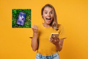 ragazza che esulta con il cellulare in mano