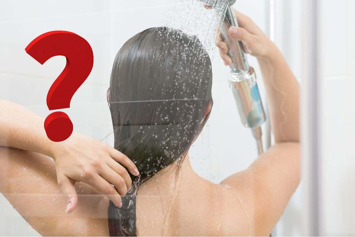 una persona che fa la doccia ed un punto interrogativo
