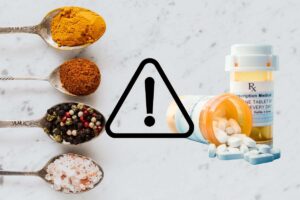 quattro cucchiai con delle spezie sulla sinistra e dei farmaci sulla destra e al centro un segnale di pericolo
