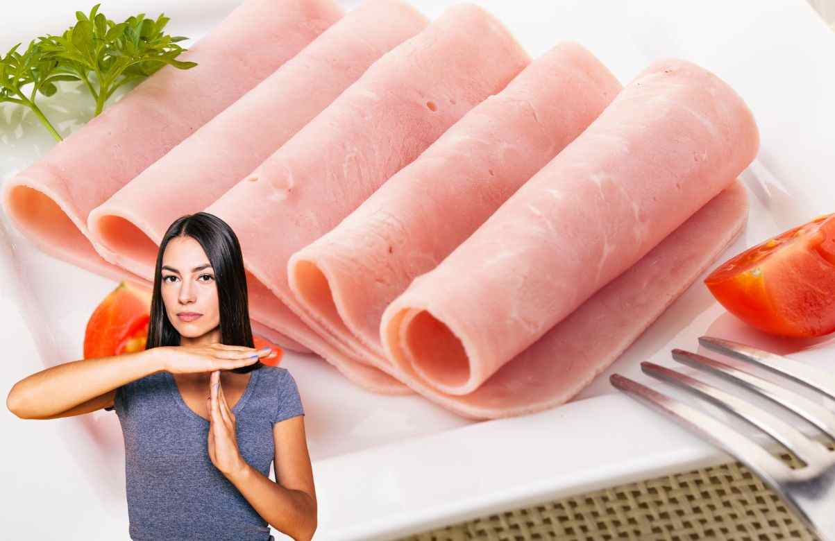 prosciutto cotto e una ragazza che fa il segno di no